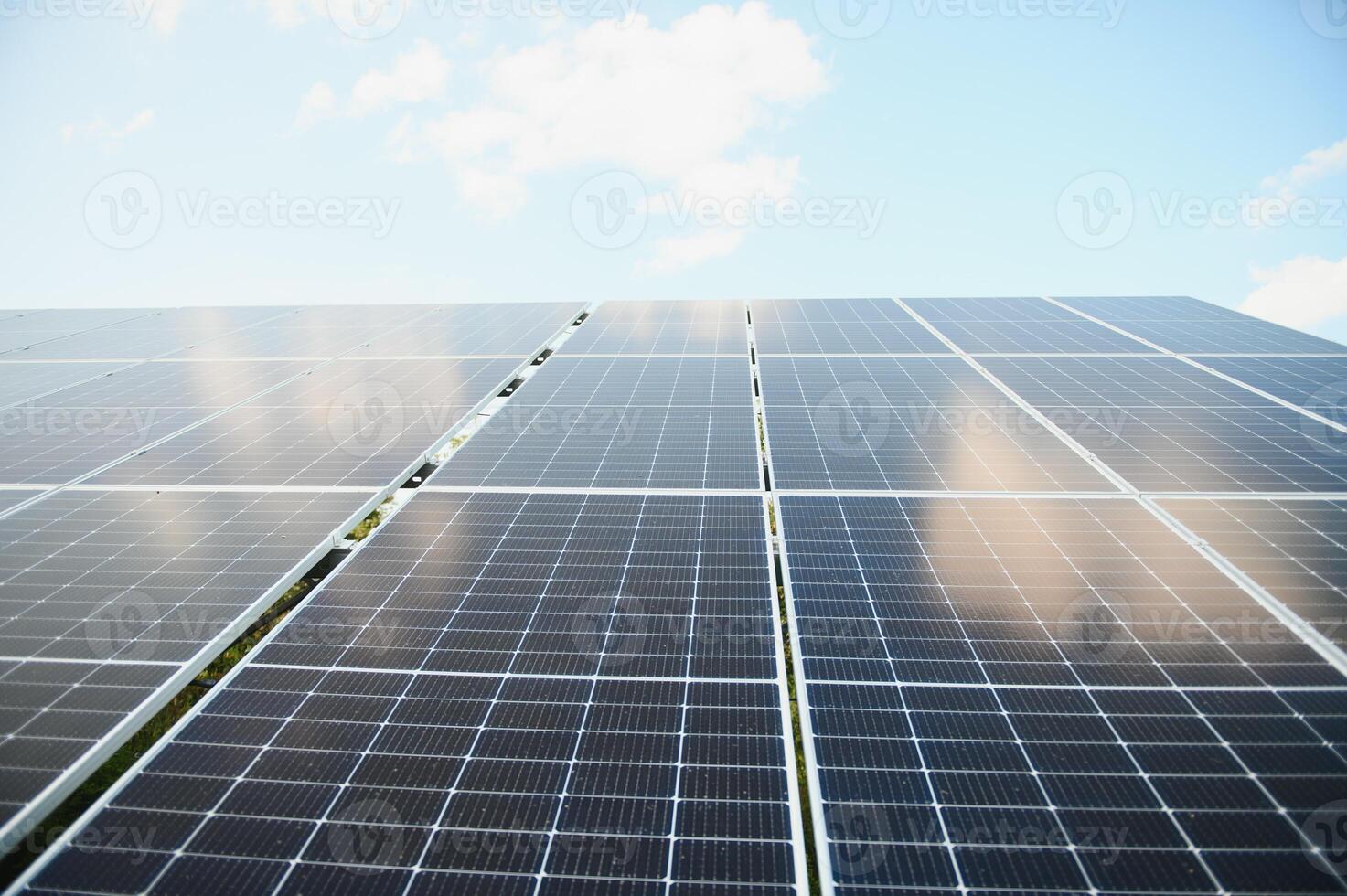 Solar- Paneele gegen das tief Blau Himmel. foto