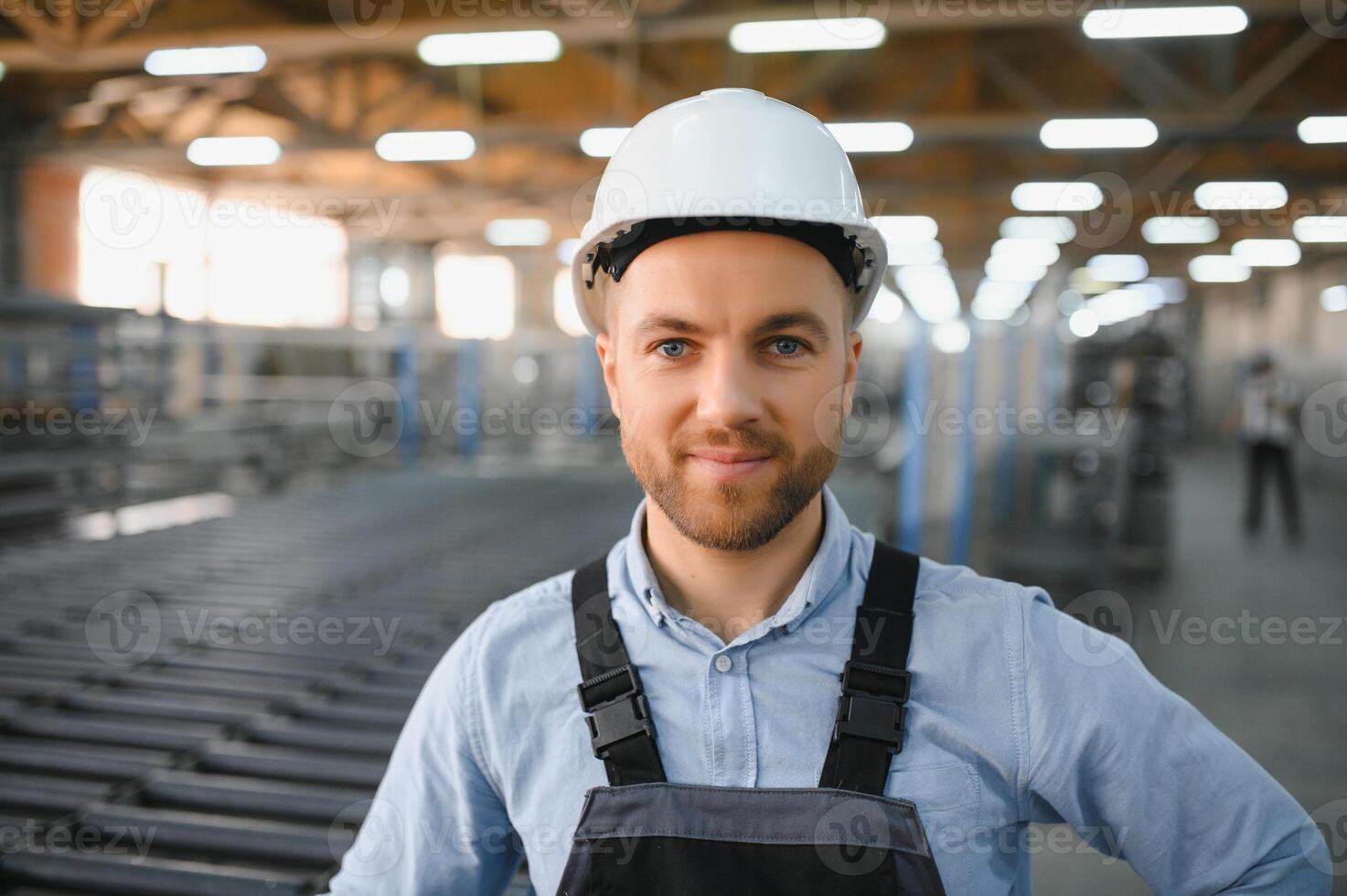 Fabrik Arbeiter. Mann Arbeiten auf das Produktion Linie. foto