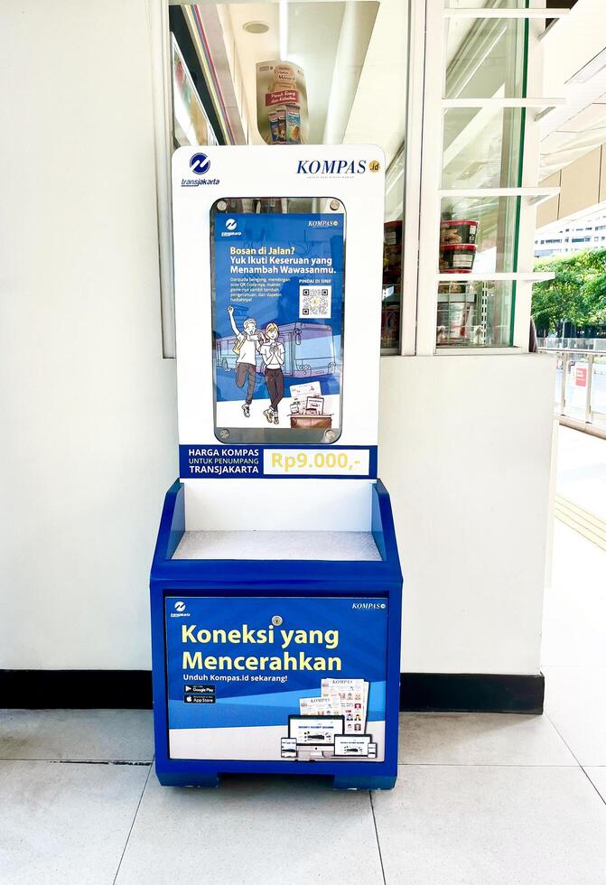 Jakarta, Indonesien - - Februar 19., 2024 - - leeren kompas Zeitung Stand Regal im Transjakarta halten halten Bus Transit karet sudirman Bereich. redaktionell Fotografie isoliert auf Vertikale Verhältnis Hintergrund. foto