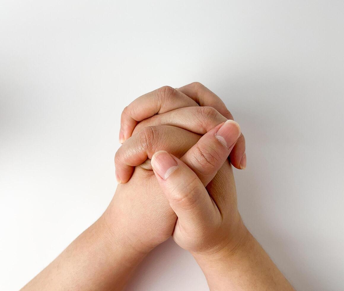 Licht Haut getönt Mensch umklammert Hand Pose isoliert auf Weiß Studio Hintergrund. Hoffnung, Frieden, und beten Hand Geste. foto