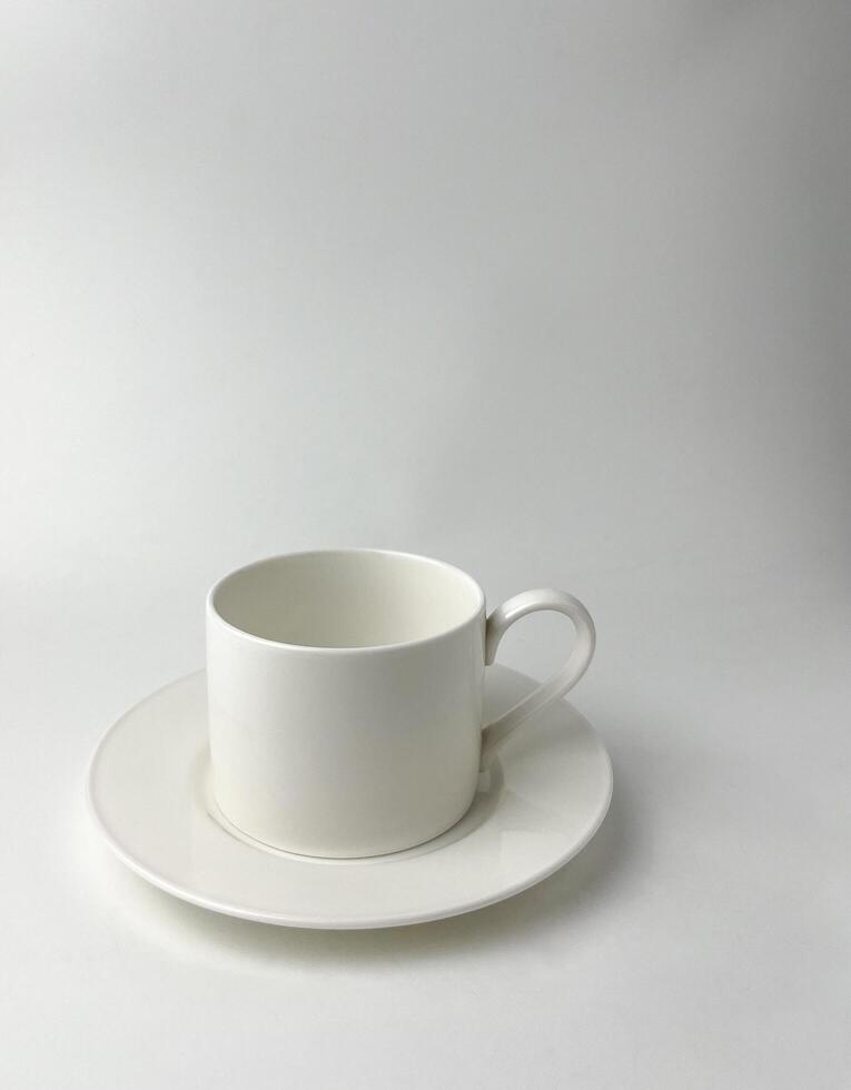 einfach Weiß Tee oder Kaffee Tasse. leeren und sauber trinken Ware Objekt Fotografie isoliert auf Vertikale Verhältnis Weiß Studio Hintergrund. foto