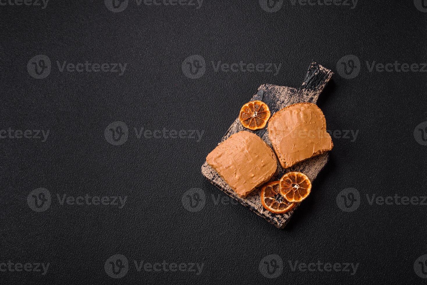 köstlich herzhaft Sandwich mit Toast Brot und Erdnuss Butter foto