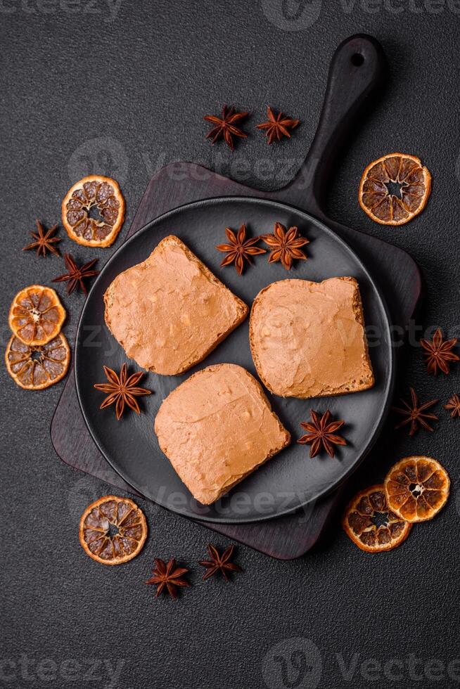 köstlich herzhaft Sandwich mit Toast Brot und Erdnuss Butter foto