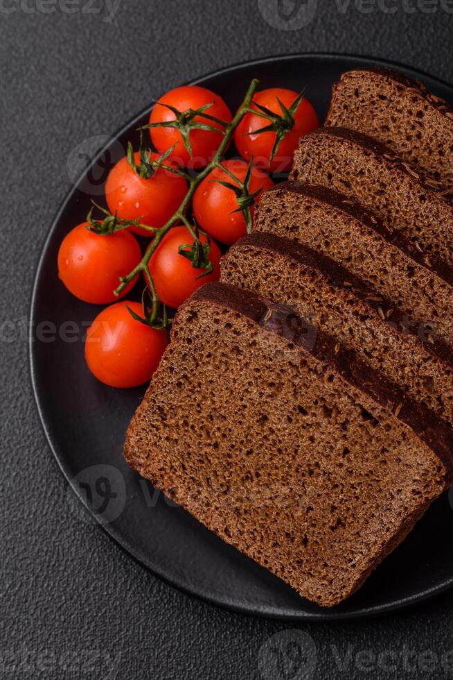 köstlich braun Brot mit Saat und Körner Schnitt in Scheiben foto