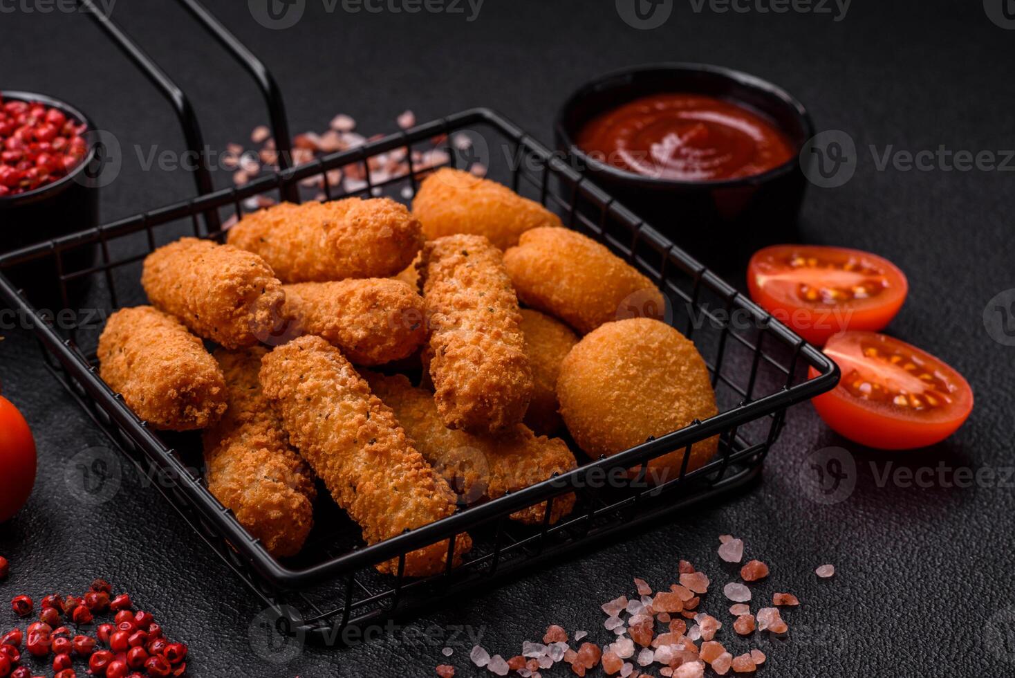 köstlich Nuggets, Ringe und Bälle von Mozzarella und Parmesan Käse foto