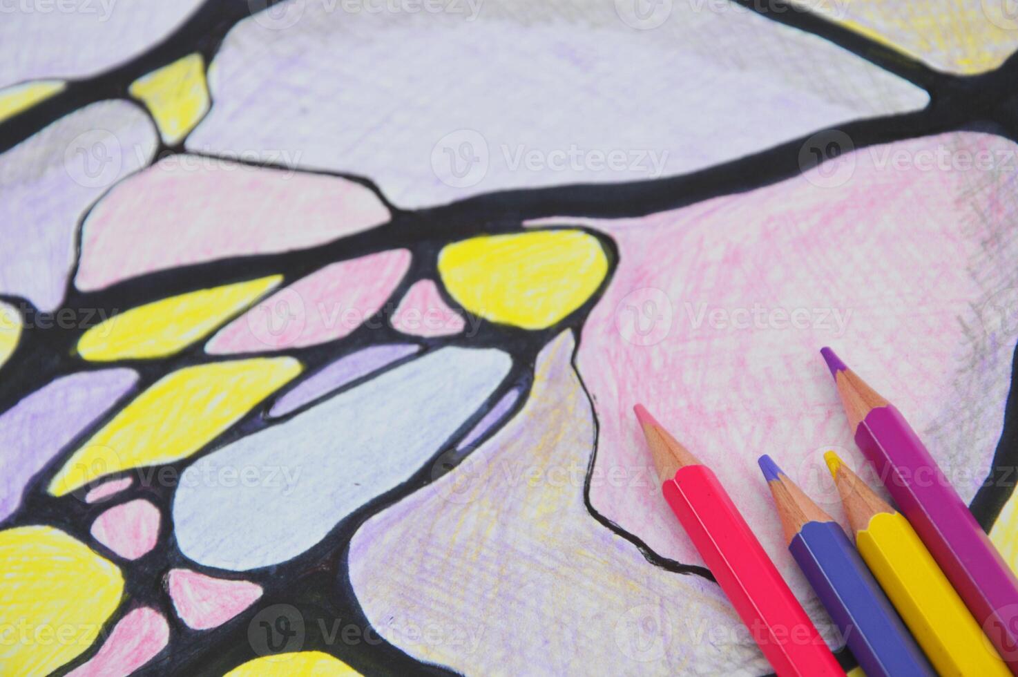 farbig Bleistifte Lüge auf ein abstrakt Zeichnung, ein gemalt Hintergrund von schwarz Linien. neurografisch psychologisch Zeichnung foto