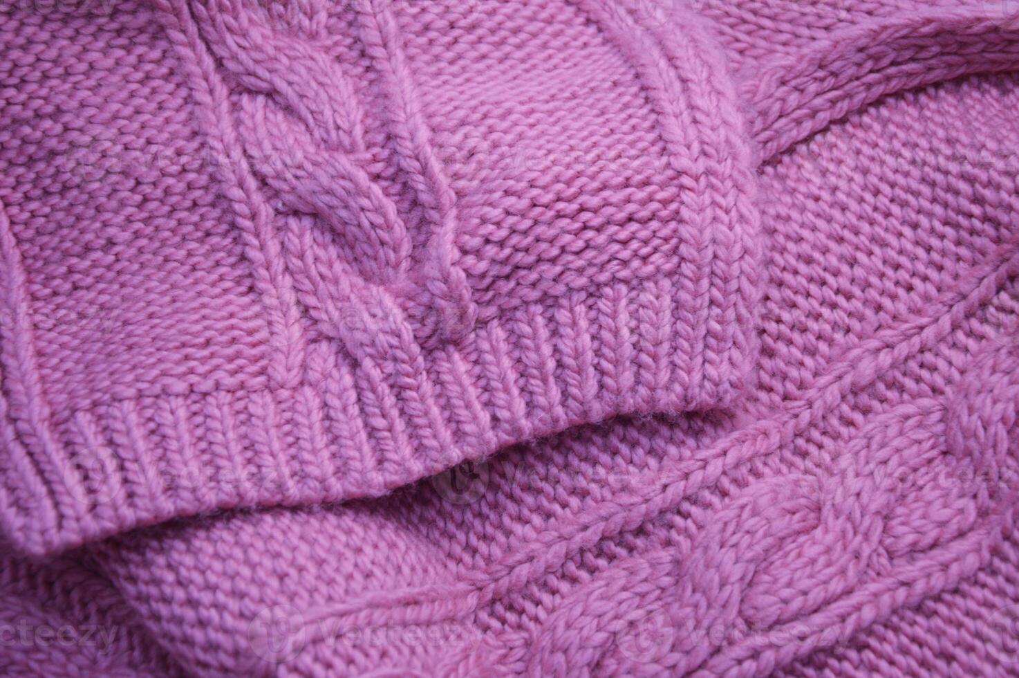 gestrickt Rosa lila Sweatshirt Stoff mit ein schön texturiert Muster. warm wolle Schal. Hintergrund. foto