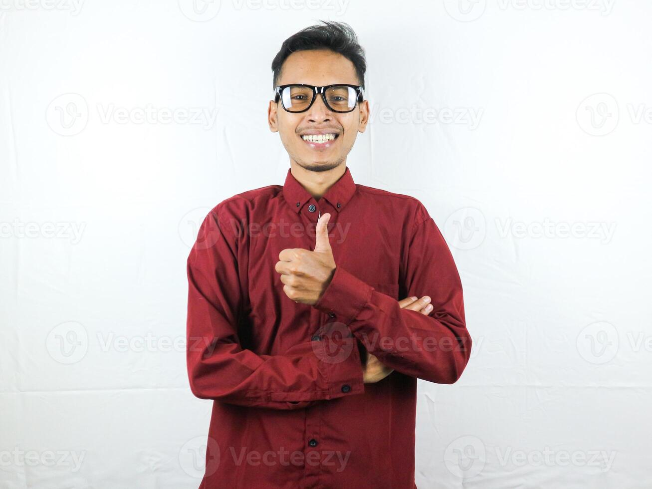 asiatisch Mann zeigen okay Geste isoliert auf Weiß Hintergrund. Vereinbarung, Genehmigung. OK, Schläge oben foto
