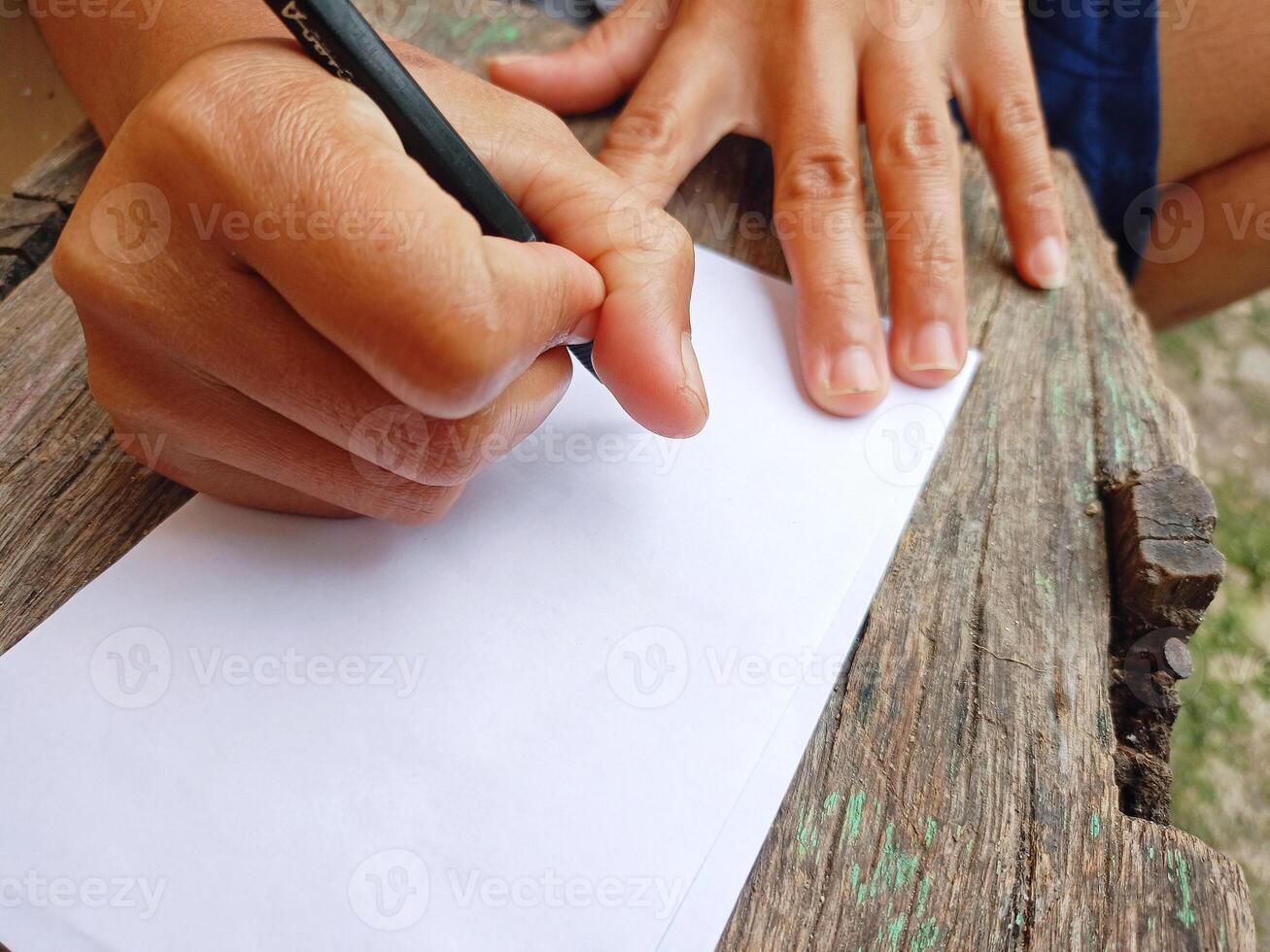 Mensch Hände sind Schreiben mit Stift auf Weiß Papier oder Briefe, Bericht Papiere, finanziell Budget Berichte, und Buchhaltung finanziell Bericht Planung. foto