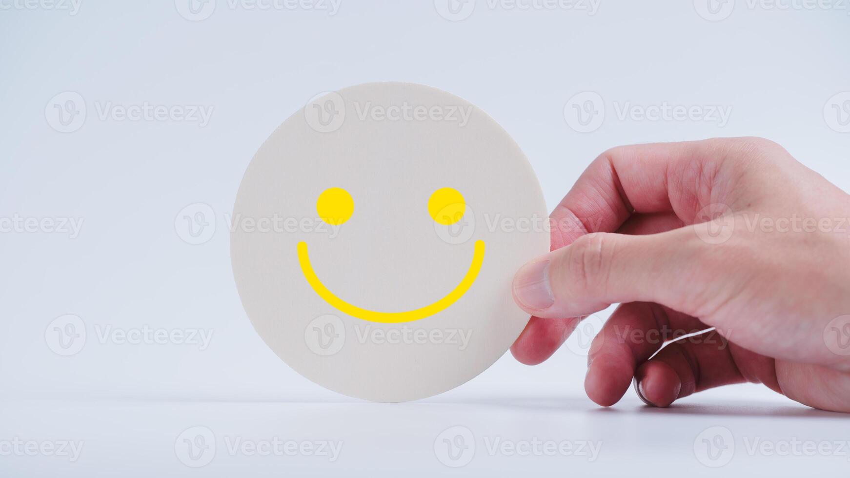 Kunde Bedienung Auswertung und Befriedigung Umfrage Konzepte. das Kunden Hand gepflückt das glücklich Gesicht Lächeln Gesicht Symbol auf Kreis Holz foto