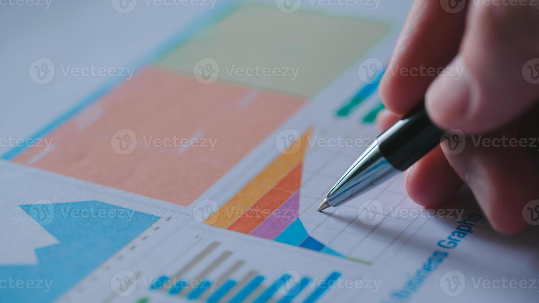 Hand mit Stift zu Analytik Graph Statistik mit Graph und Tabelle Daten Nummer im Diagramme Datenbank oder Buchhalter Hände zeigen finanziell Kalkulationstabelle dokumentieren Geschäft Graph Diagramme foto