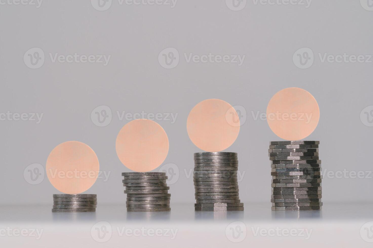 Stapeln Münzen mit leeren Holz Kreis verwenden zum Investition finanziell Wachstum und Interesse Bewertung Konzept foto