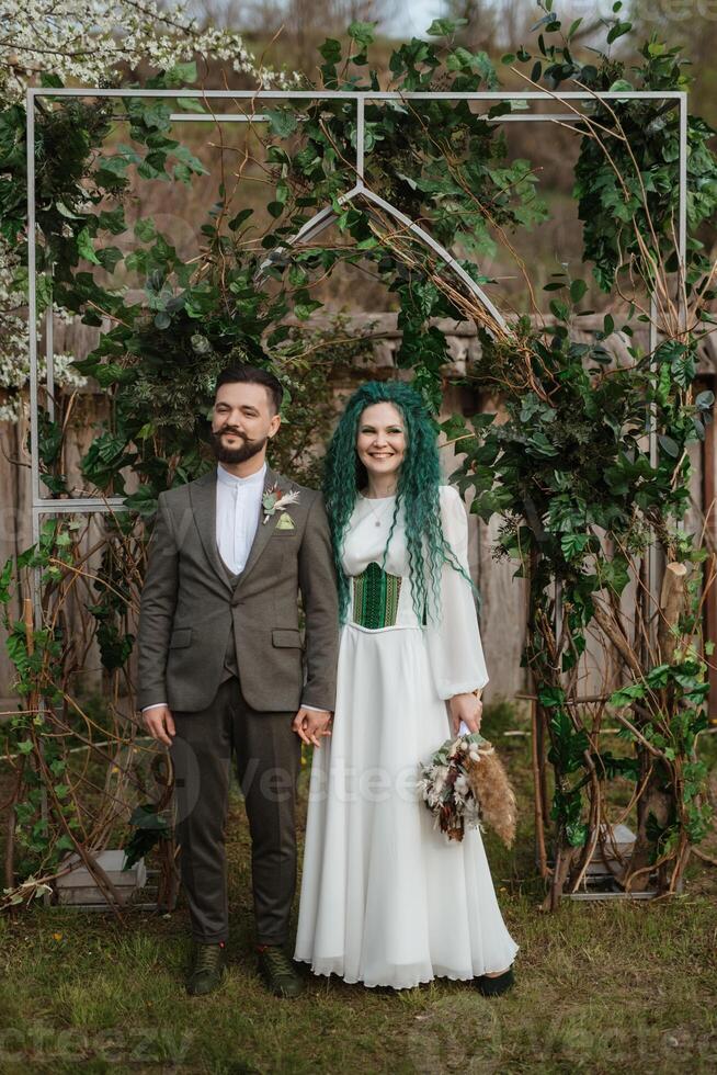 Hochzeit Zeremonie von das Jungvermählten im ein Land Hütte foto