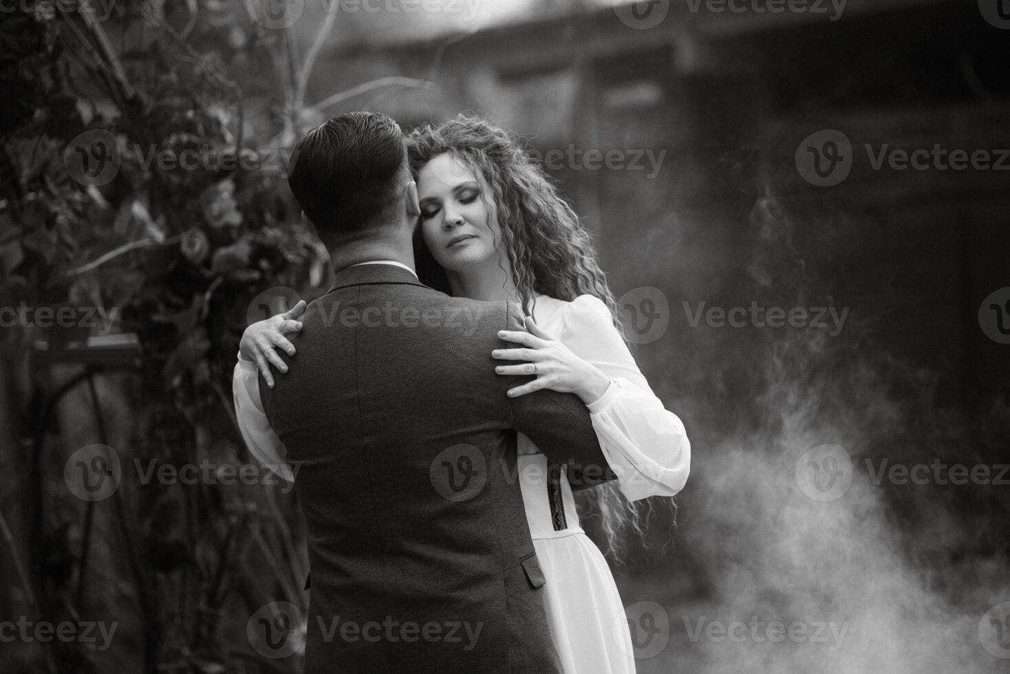 das zuerst Hochzeit tanzen von das Braut und Bräutigam im das Lichtung foto