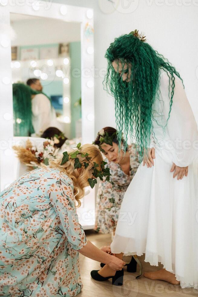 Porträt von ein Braut mit Grün lockig Haar im das Schönheit Zimmer foto