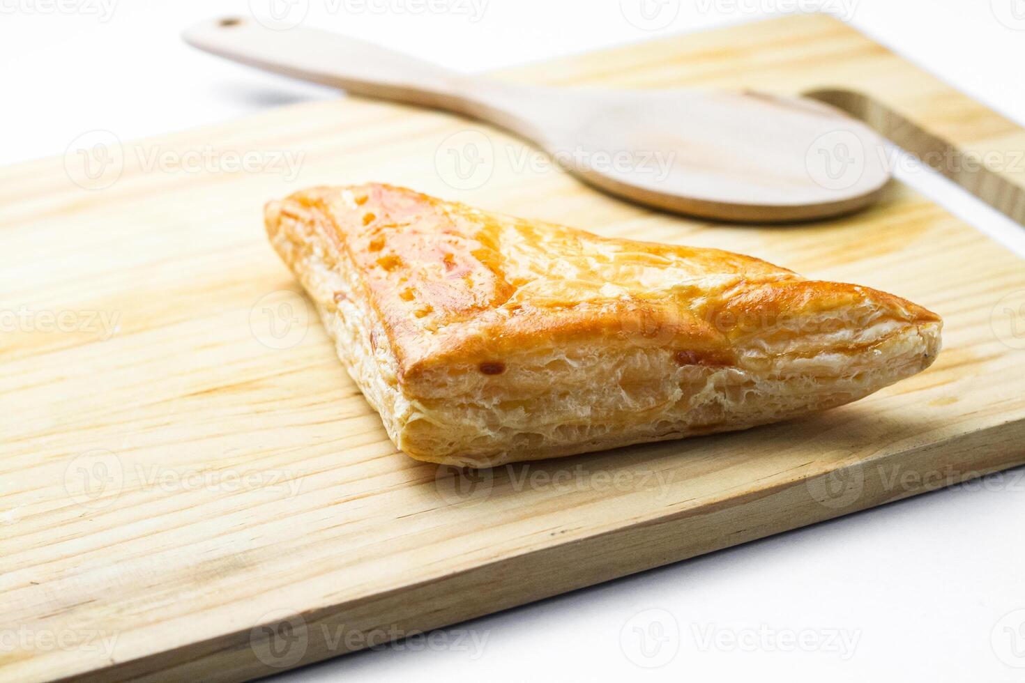 Hähnchen Kuchen oder Baklava auf hölzern Tafel und Holz Löffel auf Weiß Hintergrund foto