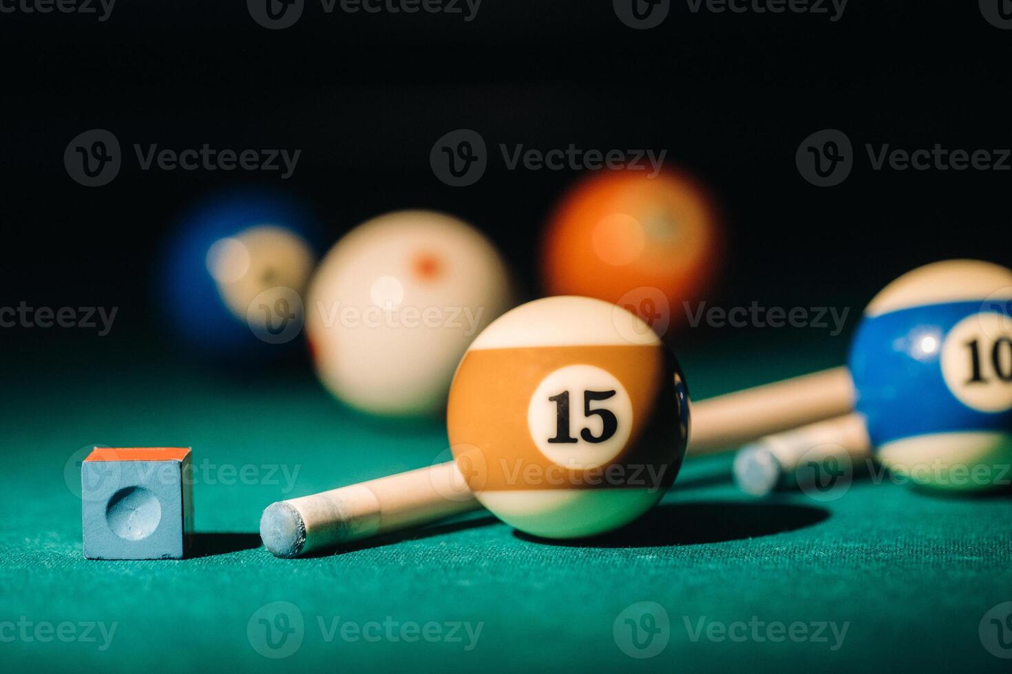 Billard- Tabelle mit Grün Oberfläche und Bälle im das Billard- club.pool Spiel foto