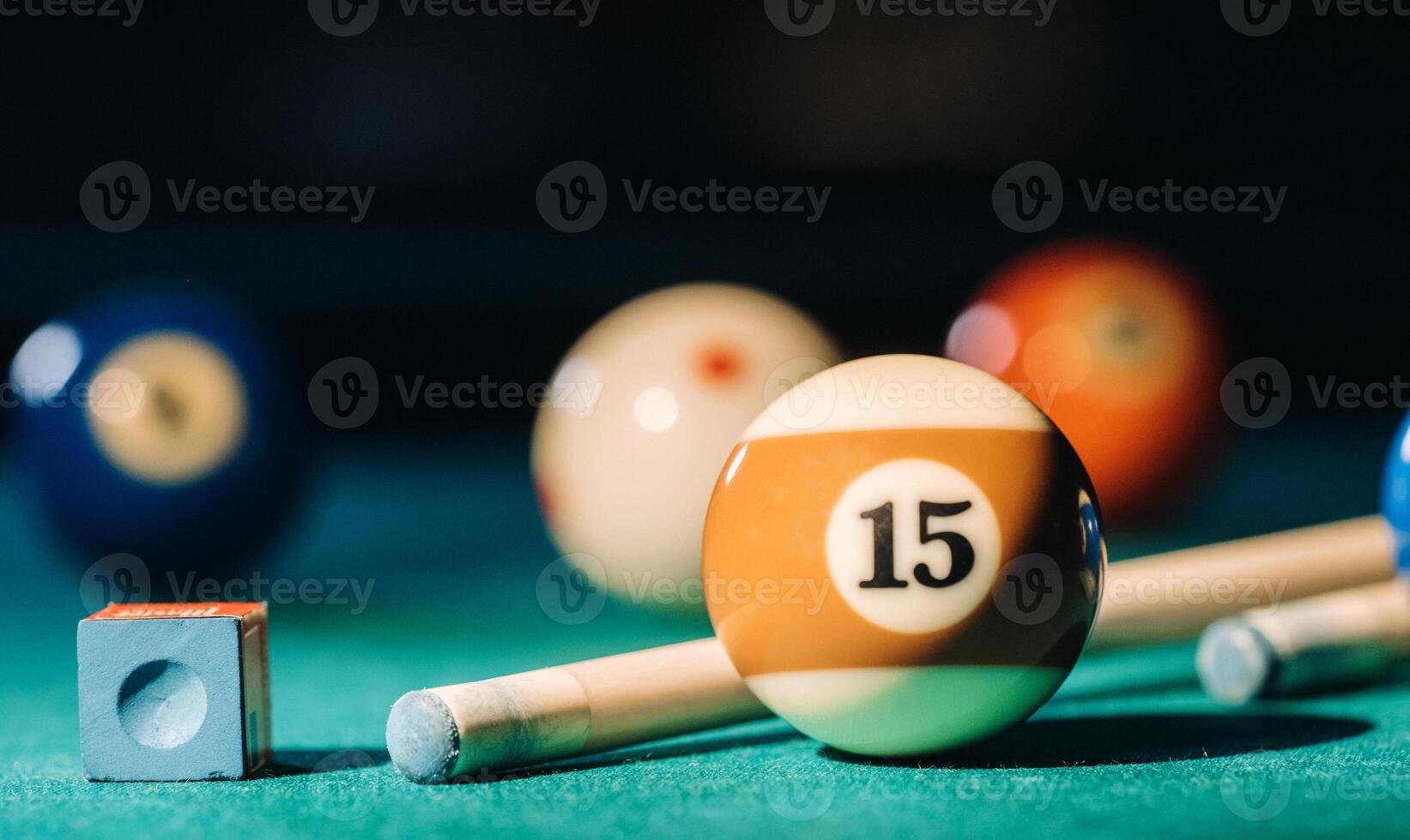 Billard- Tabelle mit Grün Oberfläche und Bälle im das Billard- club.pool Spiel foto