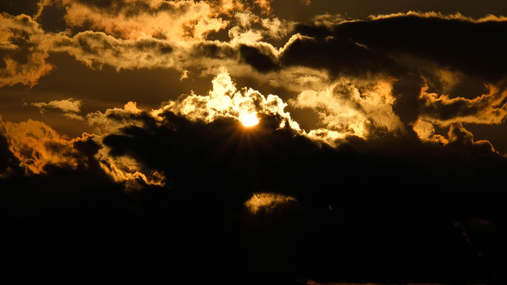 schön dramatisch Himmel mit Wolken beim Sonnenuntergang oder Sonnenaufgang. Sonnenuntergang Himmel beim Dämmerung im das Abend mit natürlich Himmel Hintergrund mit golden Orange Wolken. foto