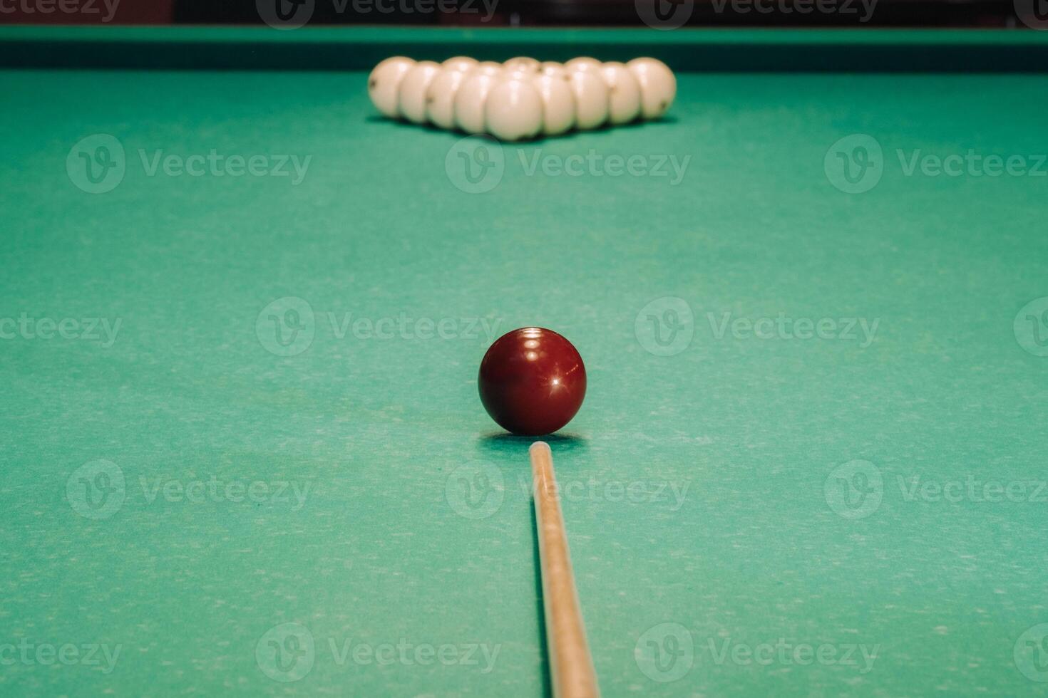 Start von das Spiel von Billard auf das Grün Tabelle.die Bälle sind vereinbart worden im ein Dreieck auf das Tabelle foto