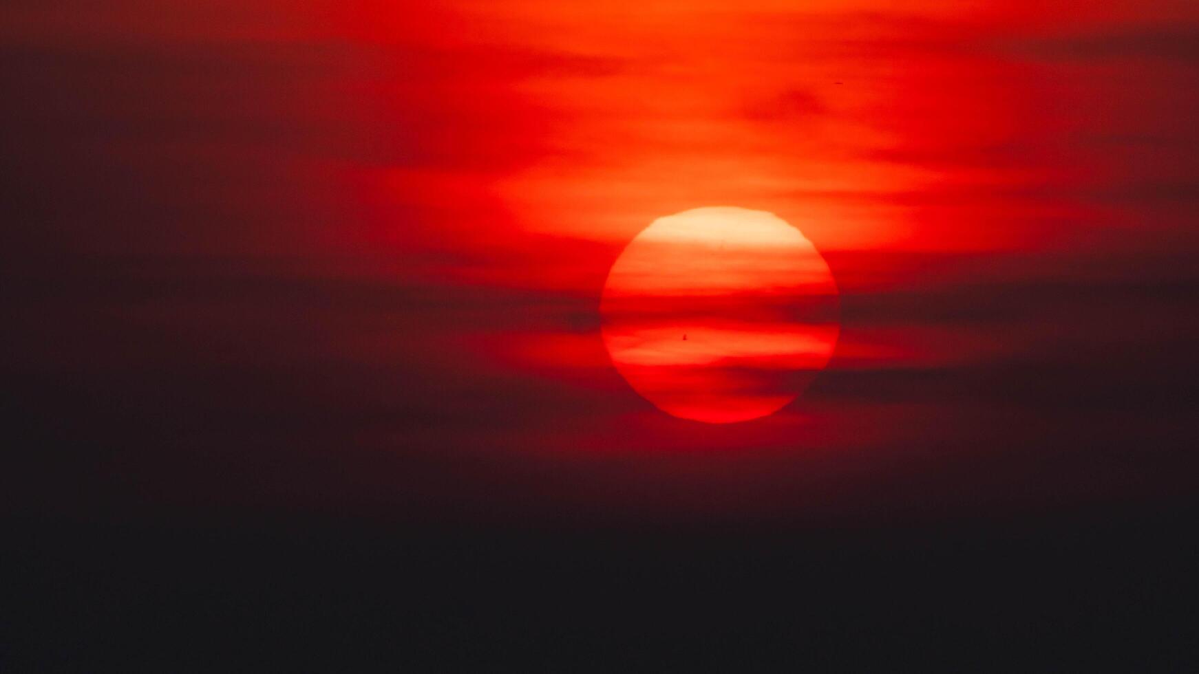 schön Natur Morgen mit orange, Gelb Sonnenschein und flauschige Wolken. schön bunt dramatisch Himmel mit Wolken beim Sonnenuntergang oder Sonnenaufgang. foto