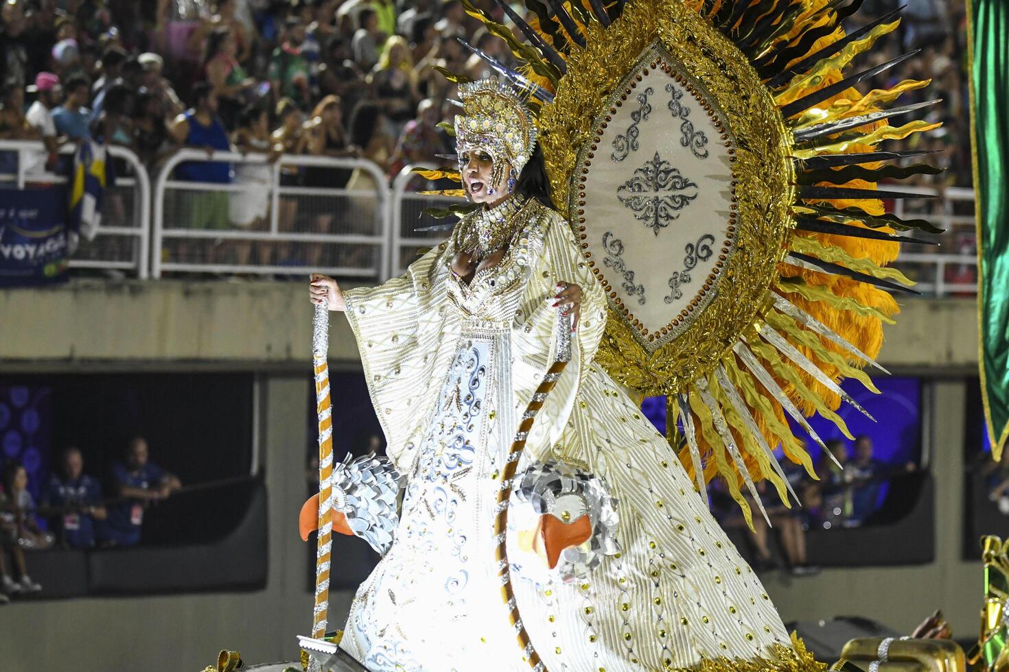 Rio, Brasilien, Februar 12, 2024, Paraden von das Samba Schulen Paradies tun tuiuti von das Besondere Gruppe, während das Karneval im das Stadt von Rio de Janeiro im Sapucai Straße foto