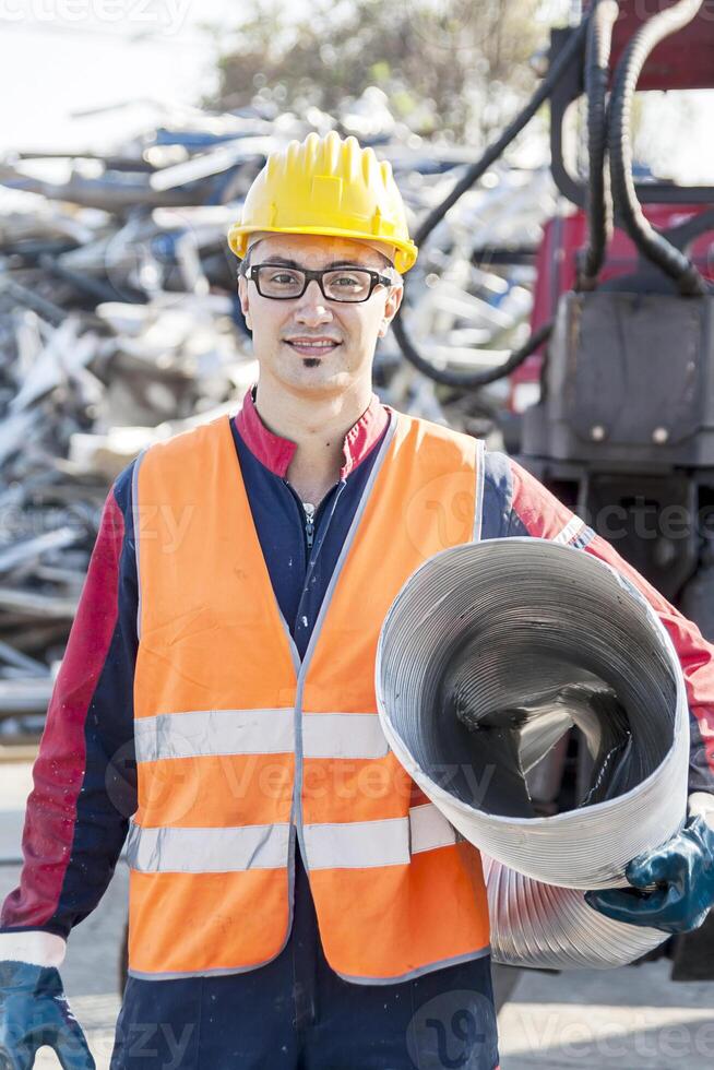 Mann beim Arbeit im Deponien foto