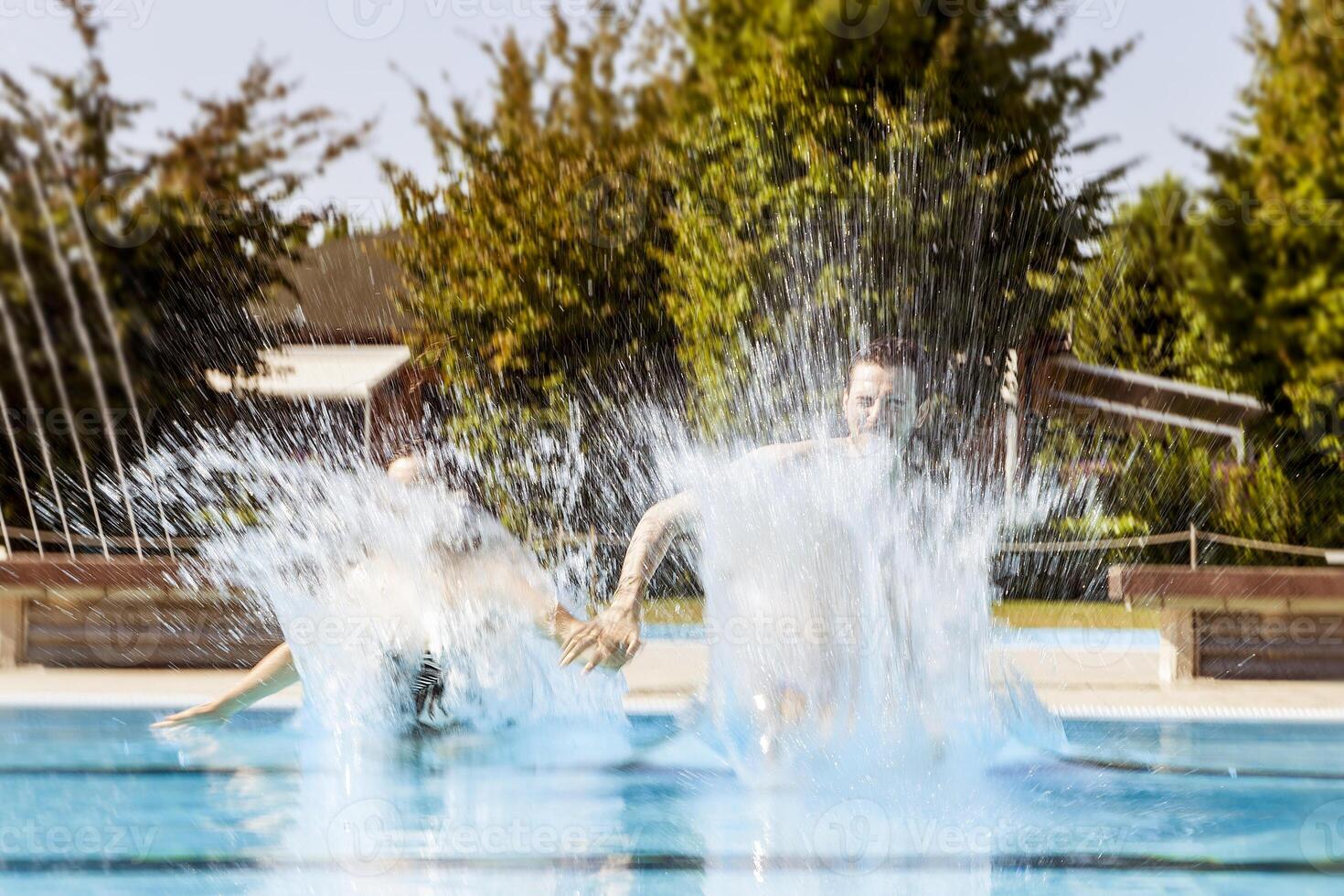 jung Paar von Liebhaber Springen im das Schwimmen Schwimmbad foto