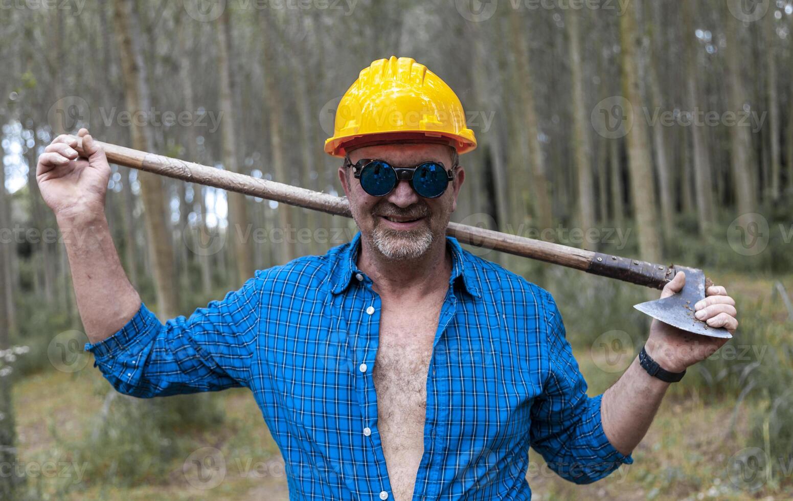 Porträt von erfahren Holzfäller mit Sonnenbrille foto