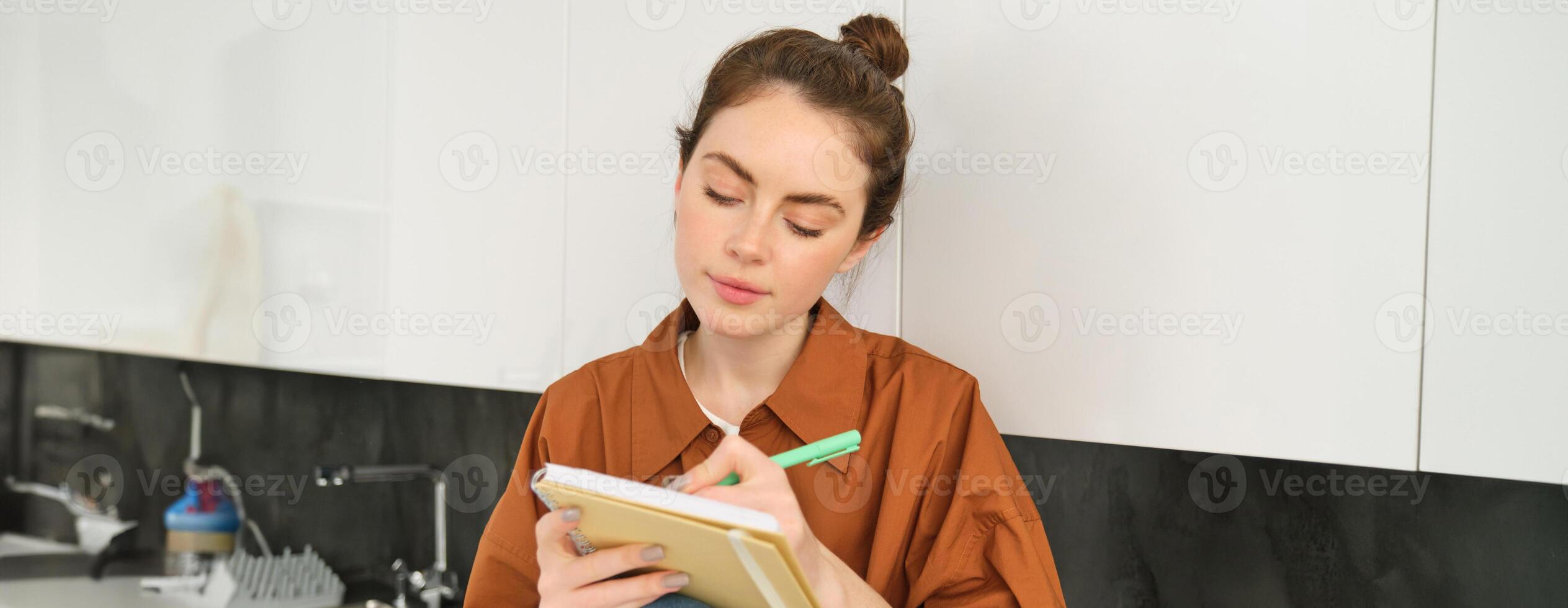 Porträt von Frau Zeichnung im Notizbuch, Schreiben Nieder ihr Gedanken auf Papier foto