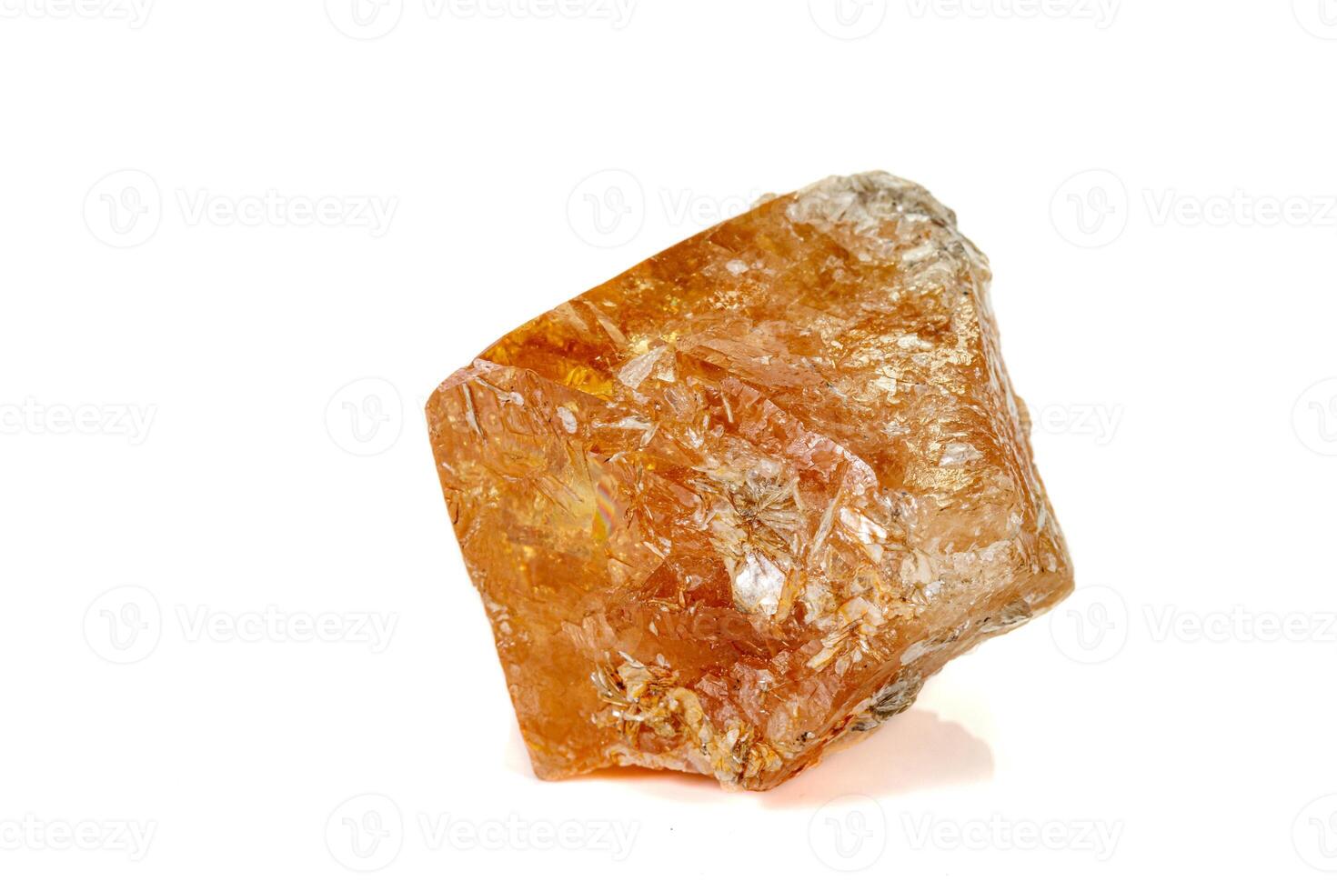 Makro Stein Scheelit Mineral auf Weiß Hintergrund foto