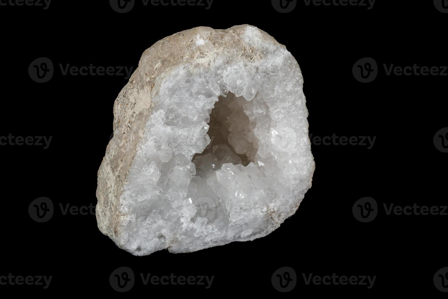 Makro Mineral Stein Quarz Geode schwarz Hintergrund foto