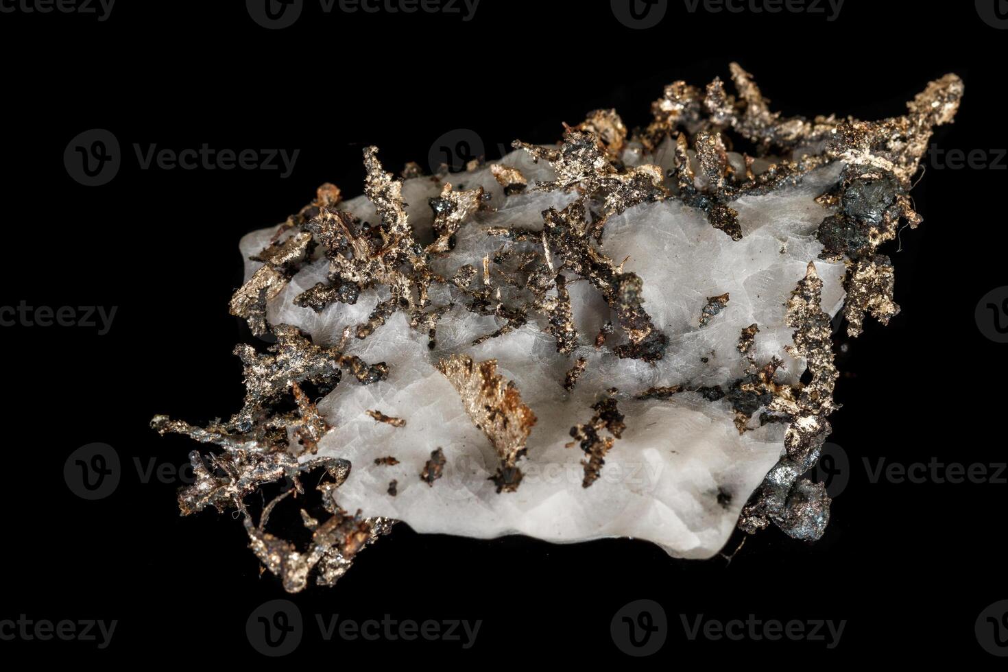 Makro Stein Mineral Silber Metall im das Felsen auf ein schwarz Hintergrund foto