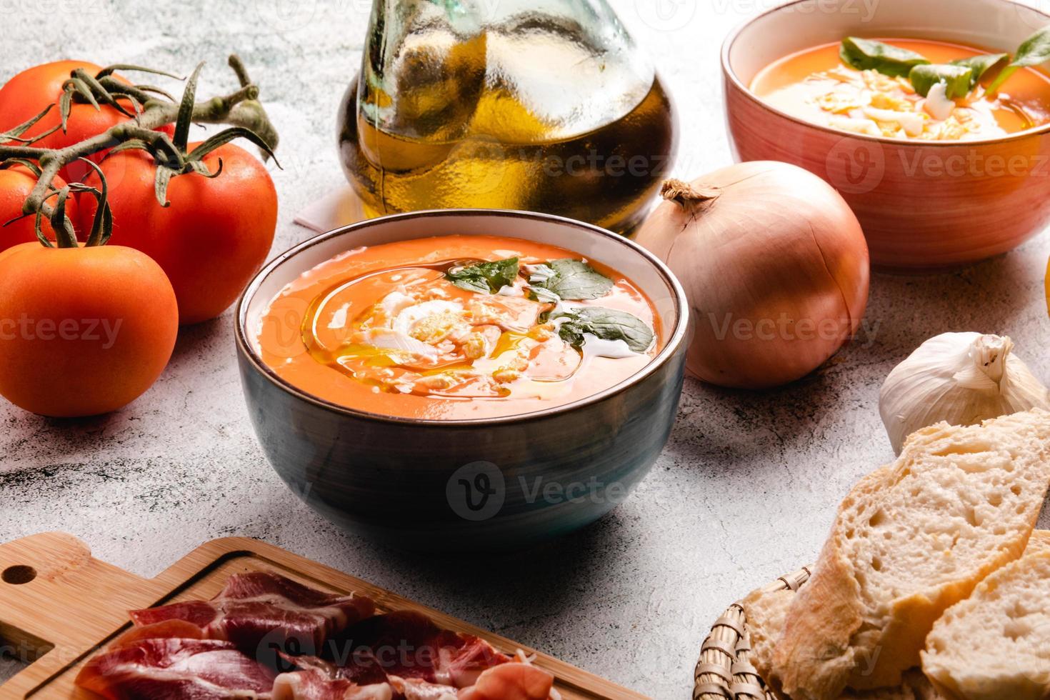 Salmorejo-Suppe mit Schinken und Eiern in einer Schüssel foto