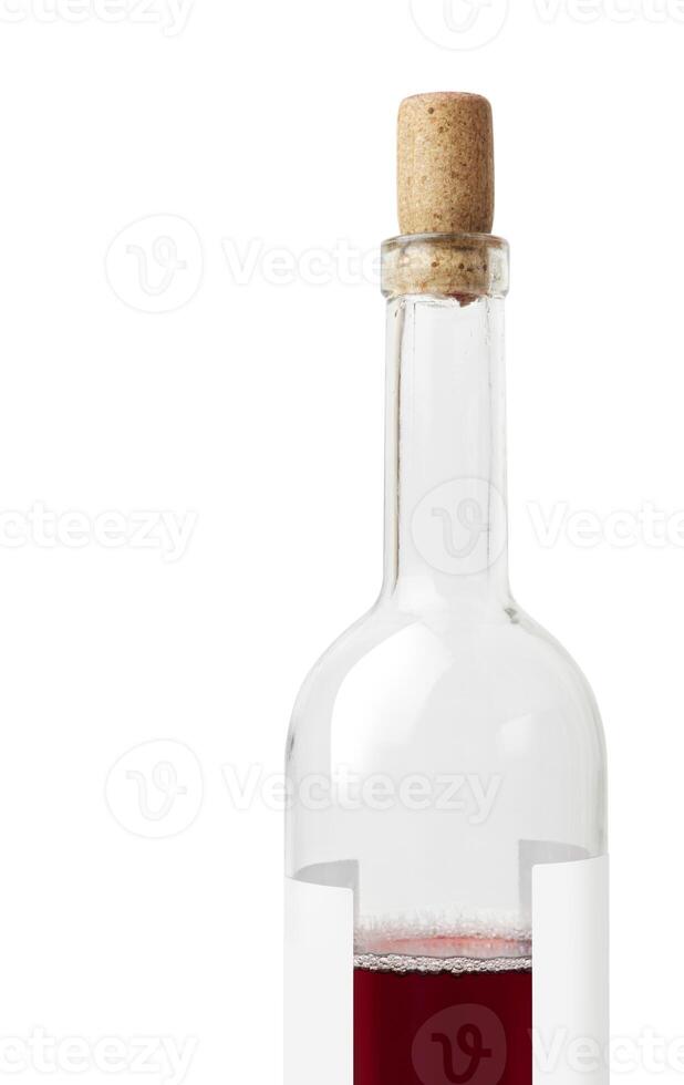 Nahansicht von ein rot Wein Flasche auf ein Weiß Hintergrund foto