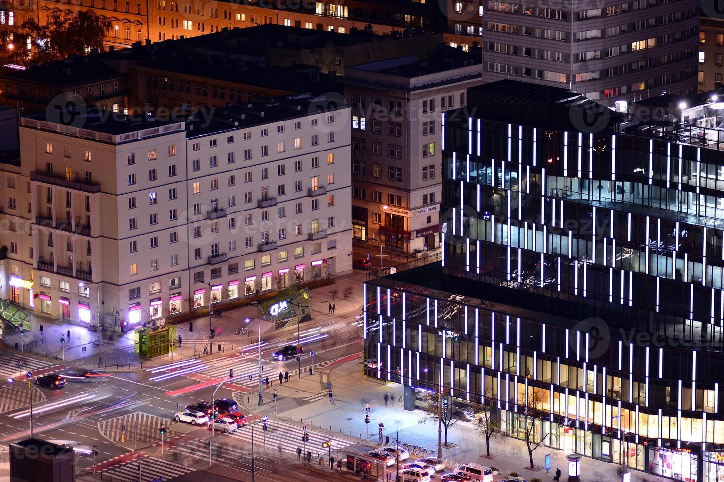 Aussicht von beim Nacht Glas Gebäude und modern Geschäft Wolkenkratzer. Aussicht von modern Wolkenkratzer und Geschäft Gebäude im Innenstadt. groß Stadt beim Nacht. foto