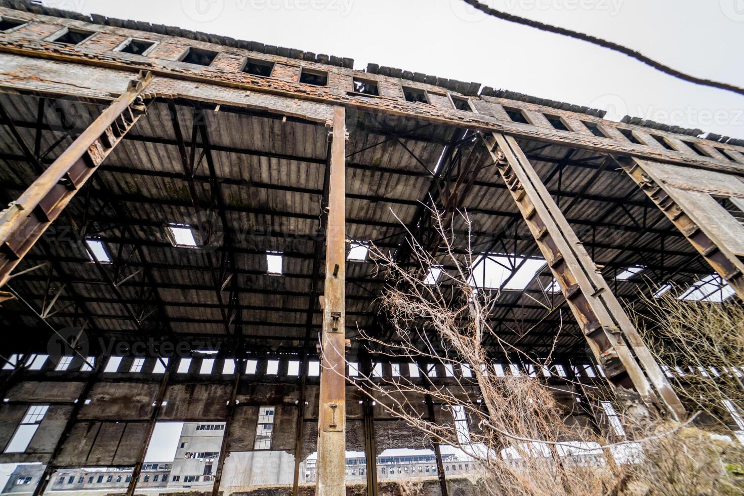 verlassen alt chemisch Fabrik. Rückstände von schwer Industrie foto