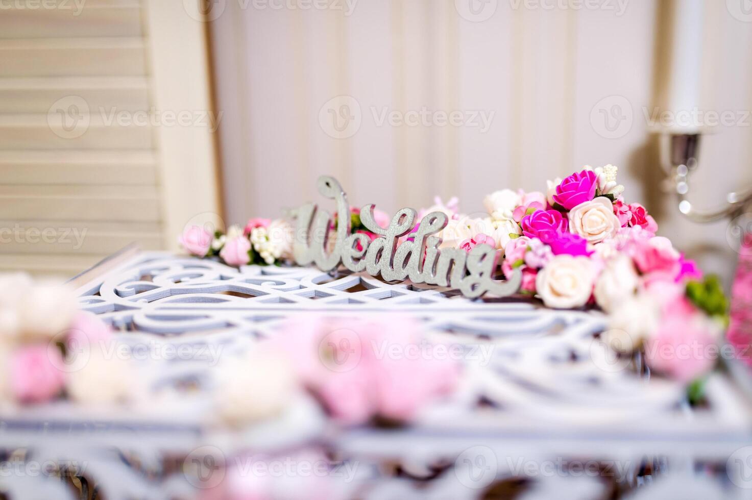 Luxus Hochzeit Rezeption. schließen oben von hölzern Plakette mit das Inschrift Hochzeit foto