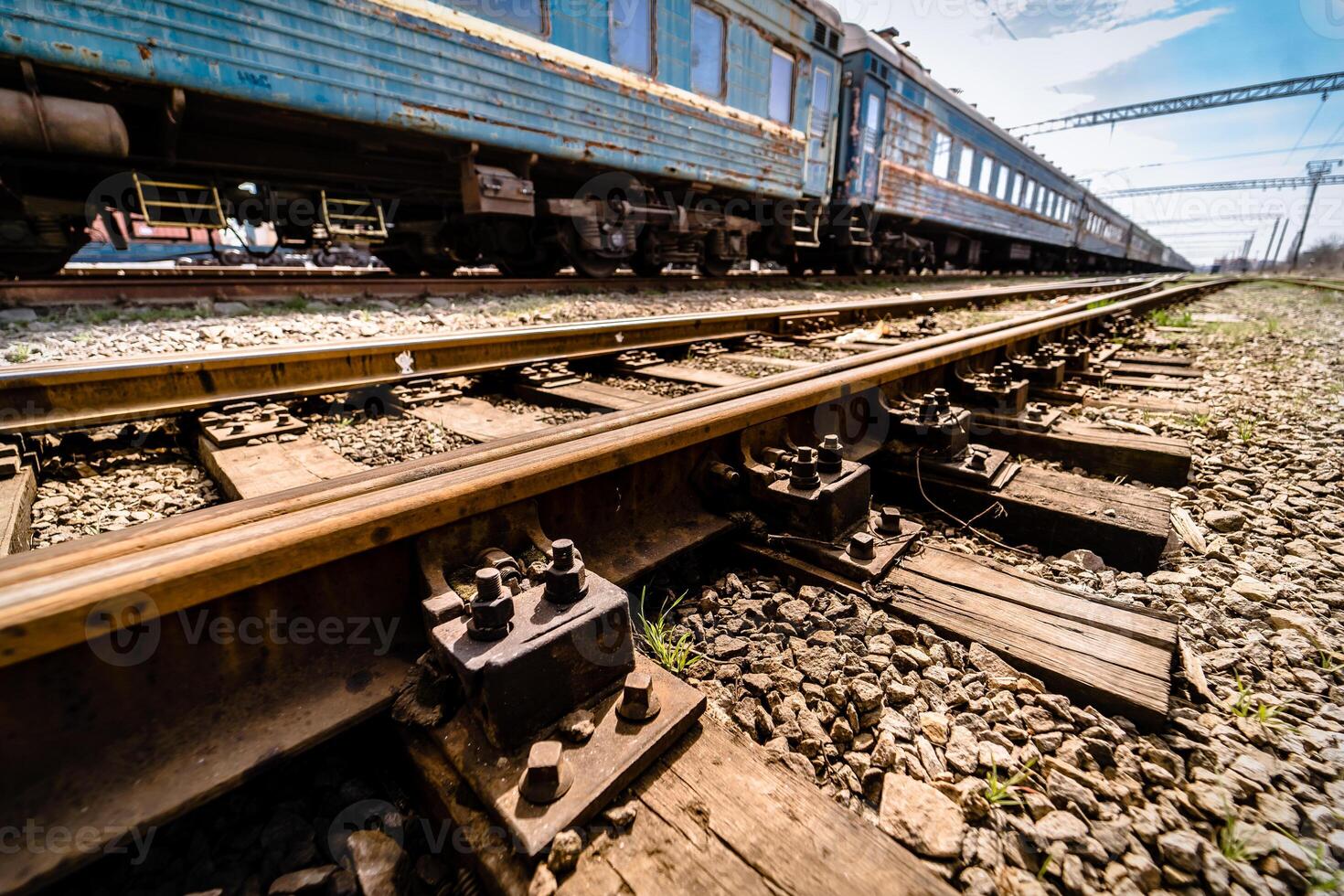 alt Blau Wagen auf Schienen Nahaufnahme. hölzern Schläfer oder Kreuz Krawatten. foto