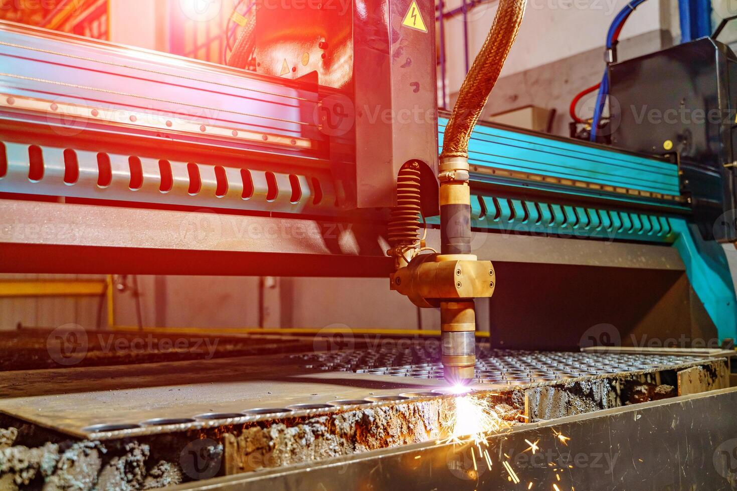 Schneiden Metall mit Maschine. Laser- Schneiden von eben Blatt Metall Stahl Material mit Funken foto