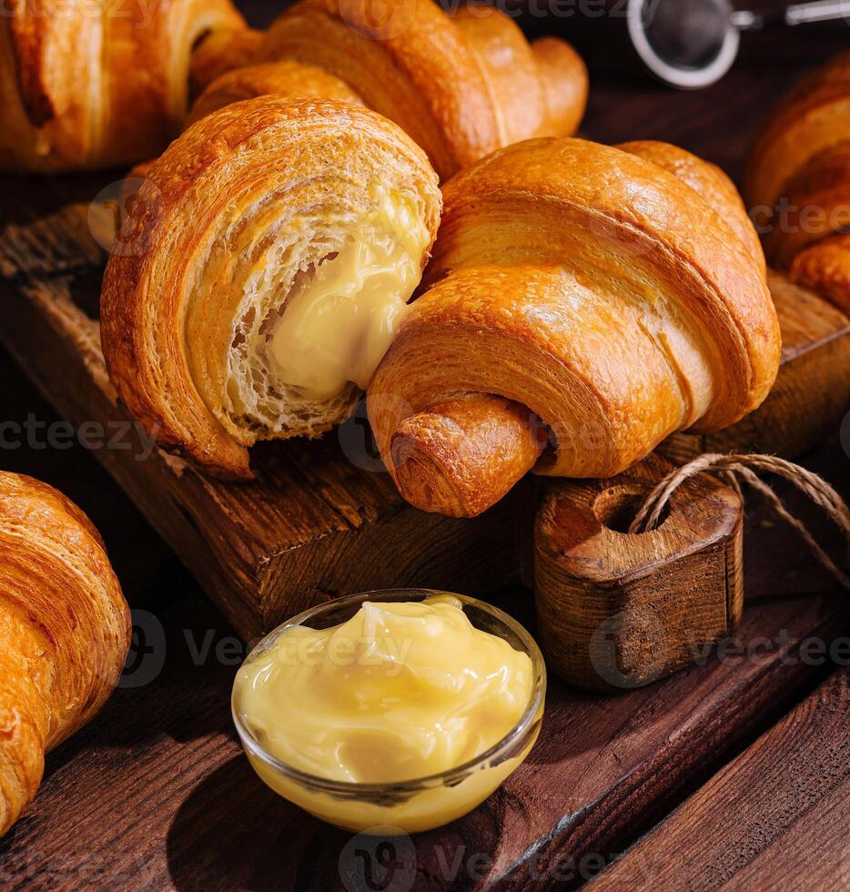 appetitlich Croissants auf hölzern Tabelle Nahansicht foto