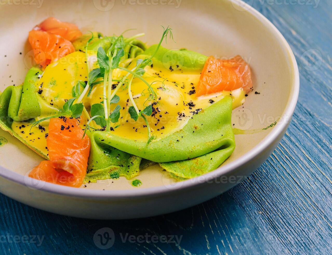 Grün Spinat Crepes oder Pfannkuchen mit geräuchert Lachs und Sanft Käse foto