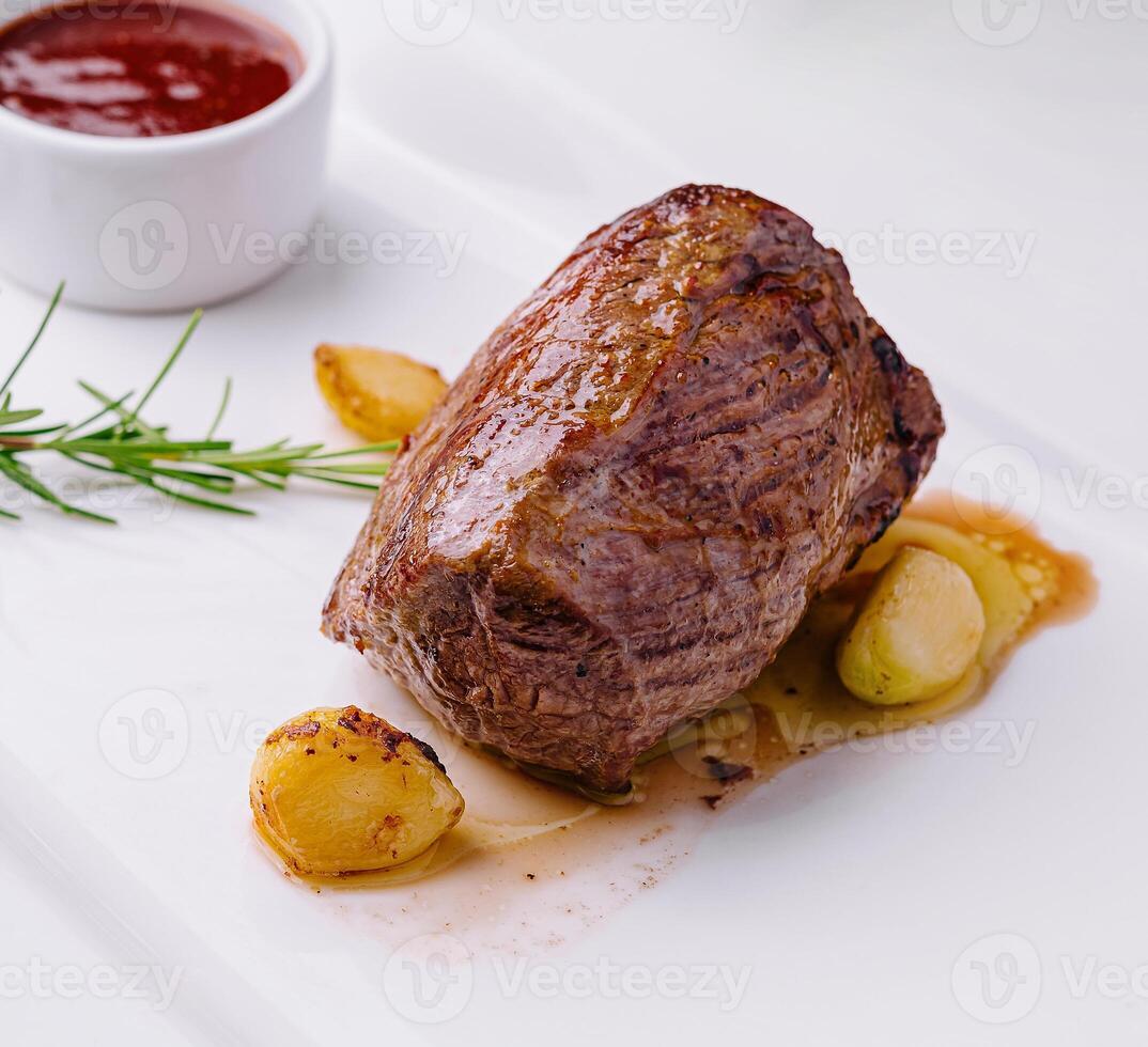 gebraten Medaillon mit Knoblauch, Kartoffeln und Rosmarin foto