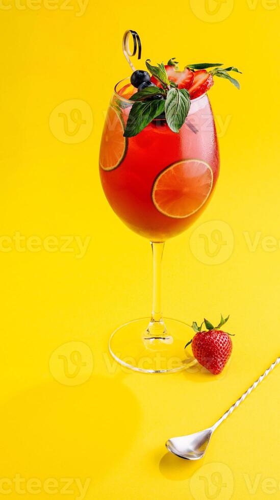 Cocktail mit frisch Erdbeeren und Scheiben von Limette foto