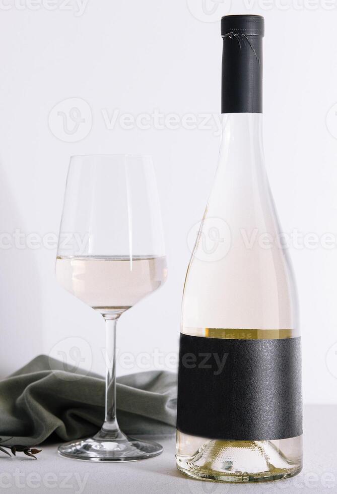 Flasche von Weiß Wein mit Glas foto