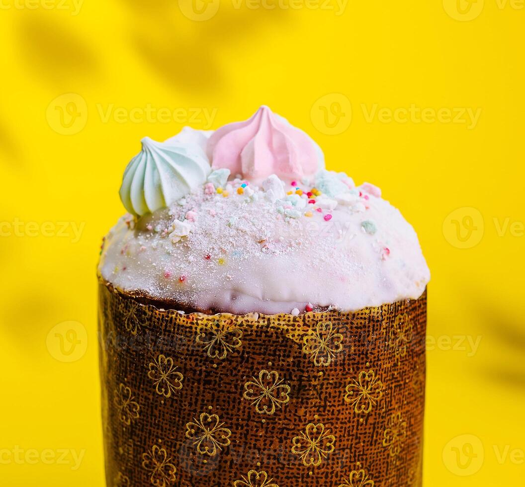 traditionell Ostern Kuchen mit Baiser auf Gelb Hintergrund foto