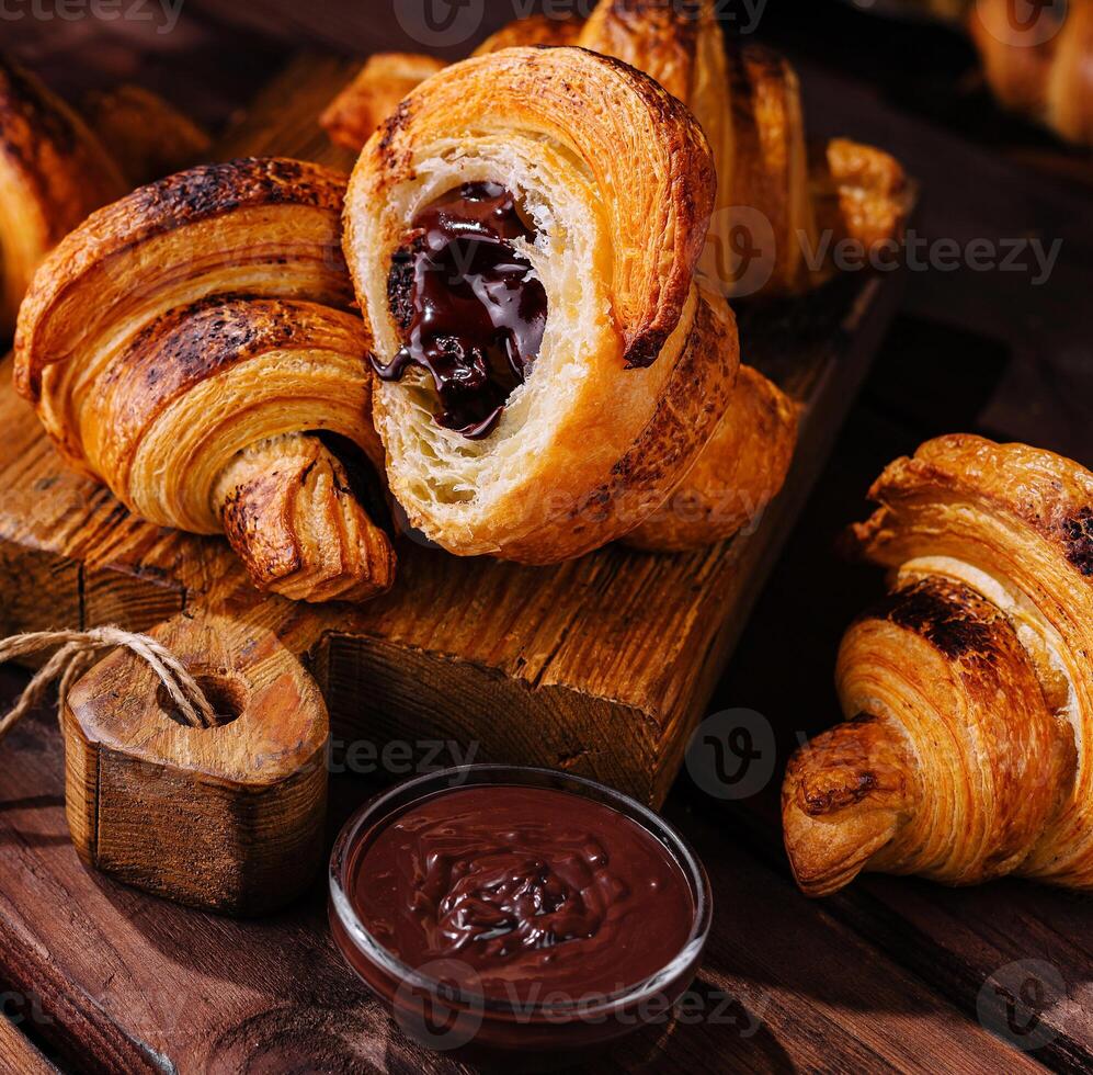 Croissant gefüllt mit Schokolade oben Aussicht foto