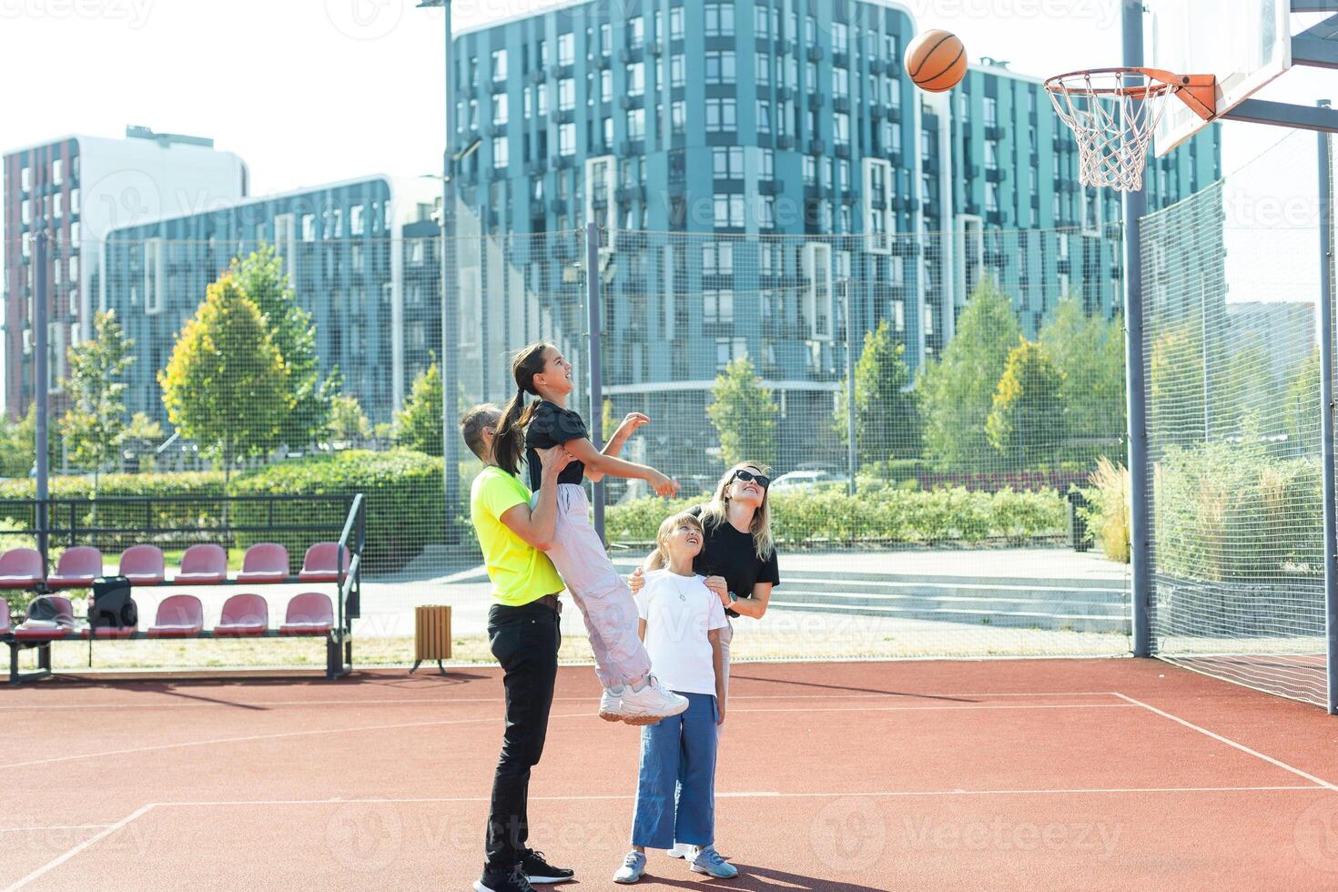 Familie spielen Basketball auf Gericht foto