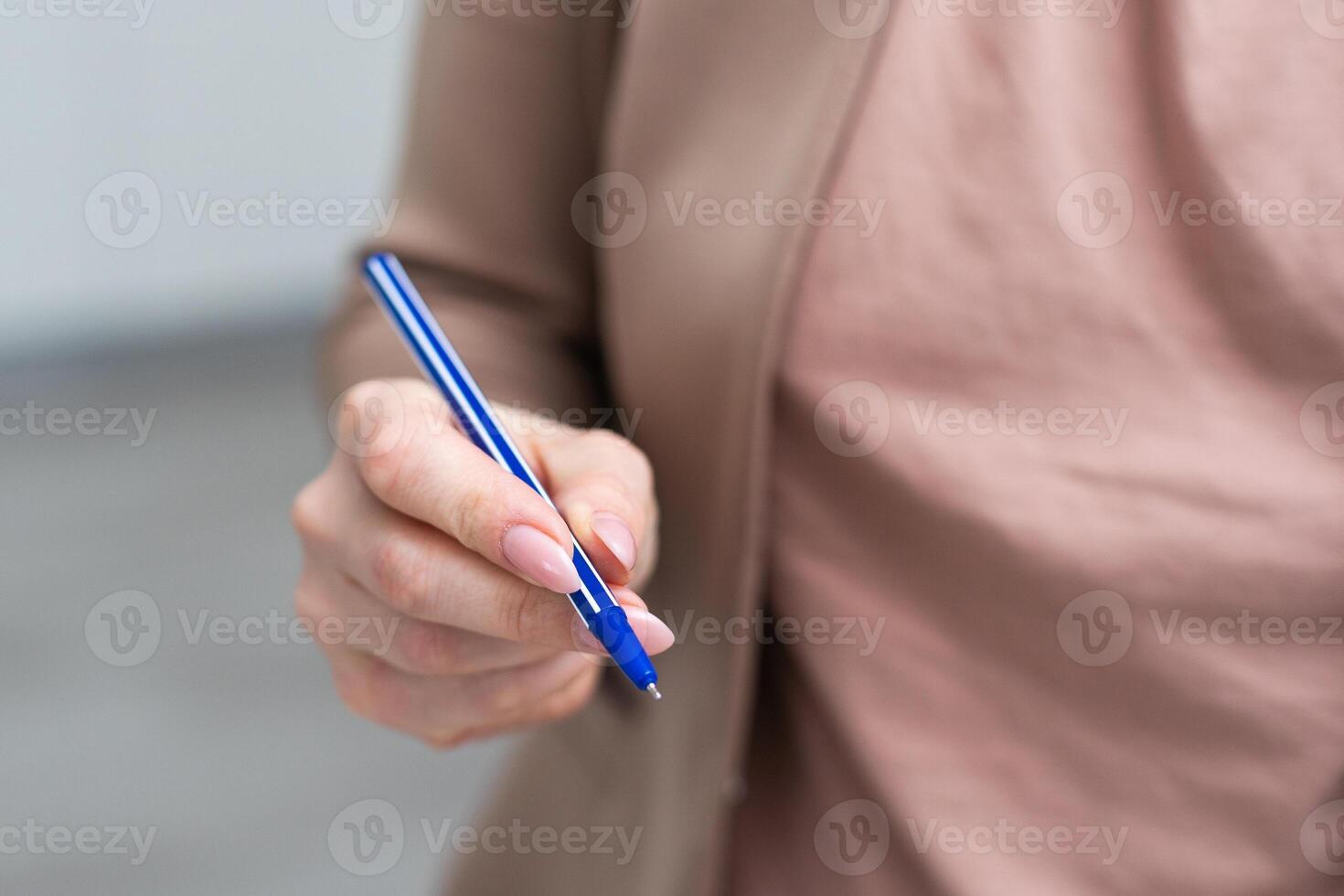 mit ein Hand halt das Stift zum Schreiben. foto