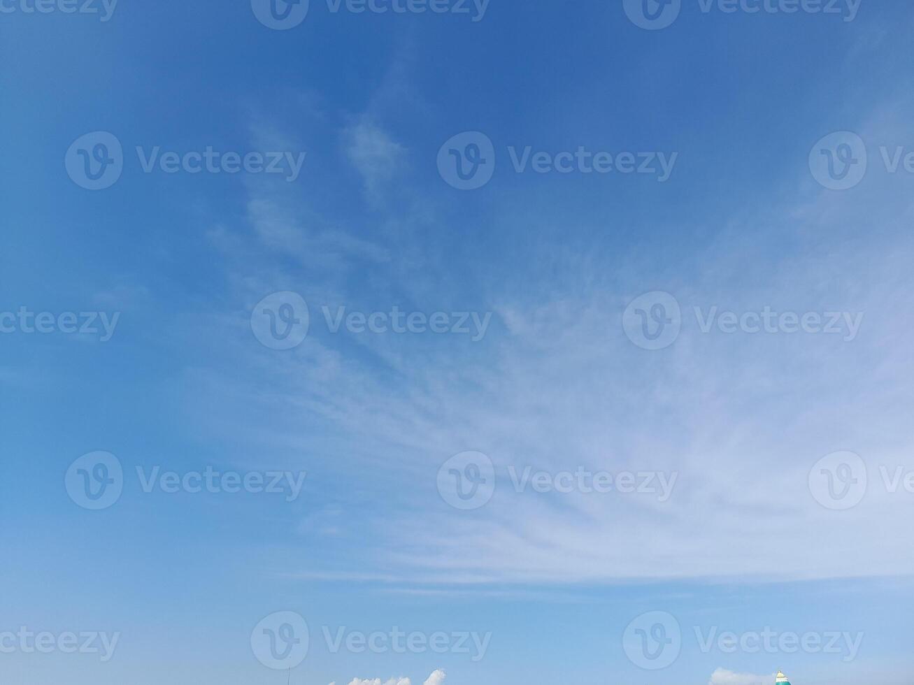 das Weiß Wolken auf das Blau Himmel sind perfekt zum das Hintergrund. Himmelslandschaft auf Lombok Insel, Indonesien foto